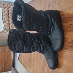 Totes Solar black zip up boots